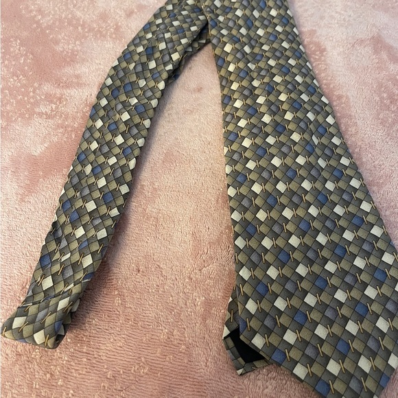 Sophisticated Geometric Pattern Tie - Picture 4 of 8